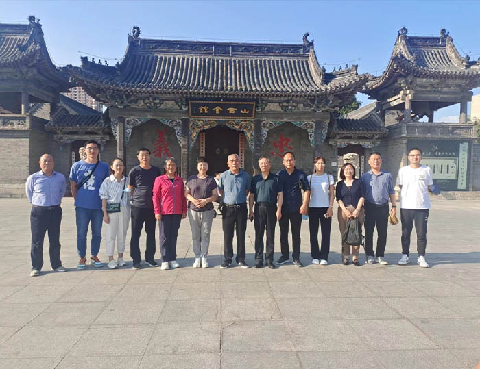 6调研组在海城山西会馆前合影.jpg