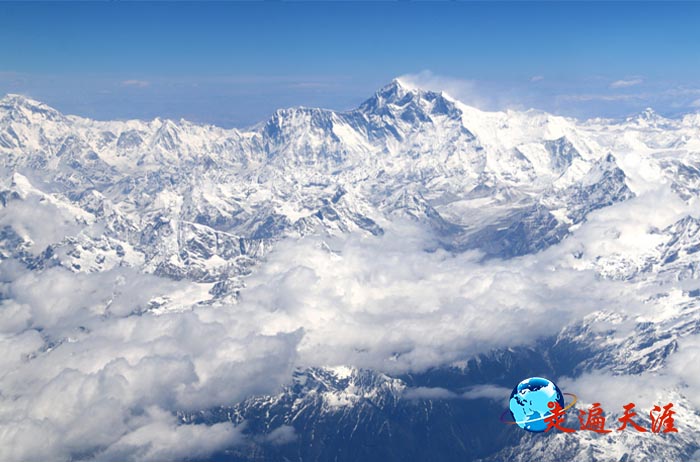01 珠穆朗玛,如股海的巨浪,高耸在绵延千里的喜马拉雅万山之巅.jpg