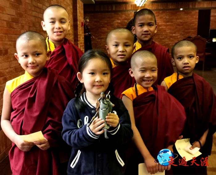 05 在加德满都华严寺,中国小姑娘旗旗把关爷爷像赠送给华严寺几位小师傅.jpg