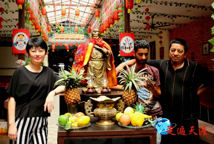 07 尼泊尔博卡拉“北京印象”大堂供奉着关公,左为饭店老板李霞女士.jpg