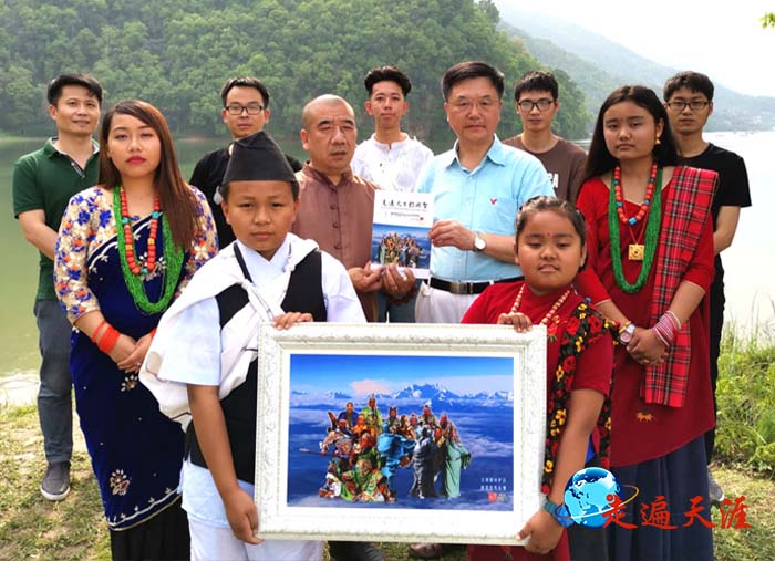 08 关公文化学者朱正明向博卡拉华人华侨协会会长詹江松(中)赠送关公摄影作品.jpg