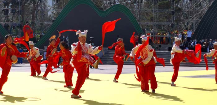 02 大典开幕式上,表演名扬黄河两岸的《安塞腰鼓》.jpg