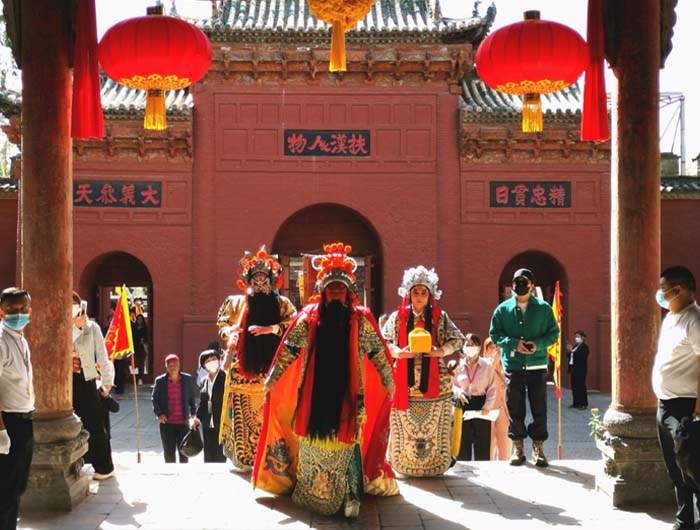 05 晋剧艺术家武凌云扮演的关公,走在祭祀队伍最前面.jpg