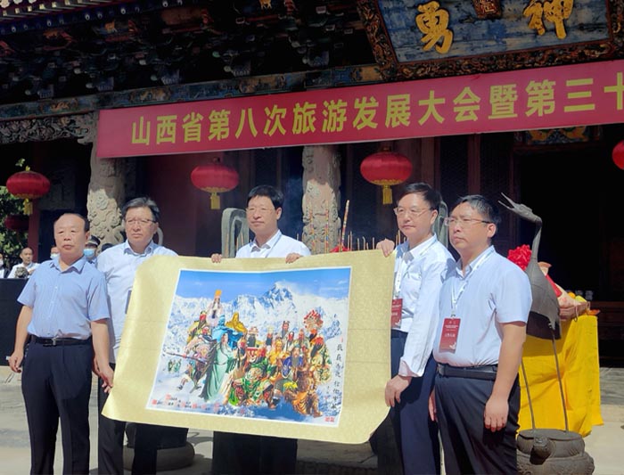 08 朝圣大典仪式上,文化学者朱正明向运城市博物馆赠送作品《五洲中华关帝 汇聚世界屋脊》。右起:解州关帝祖庙所长傅文元,中国摄影家朱正明,运城市委宣传部长王志峰,运城市文物保护中心主任卫龙,运城市博物馆馆长杨高云.jpg