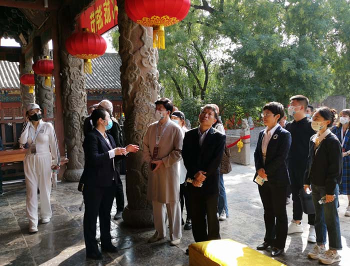 10 嘉宾在关帝祖庙参观.jpg