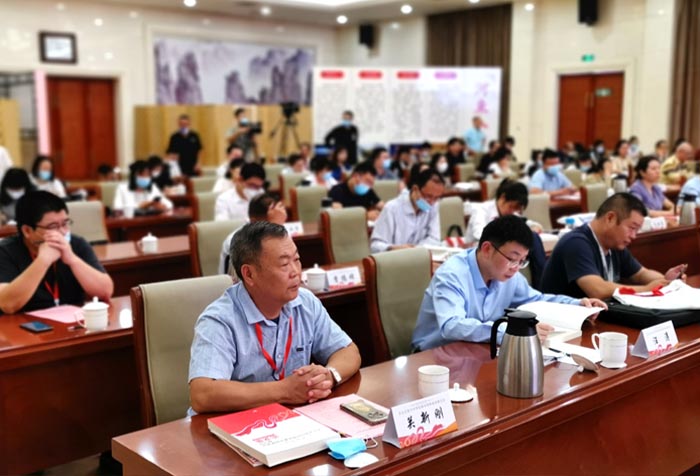 12 研讨会现场,前左为关新刚先生.jpg