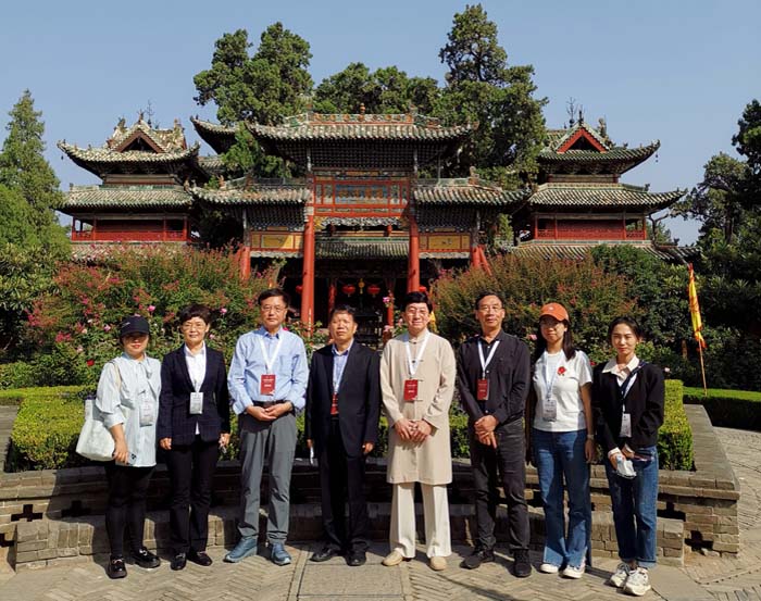 16 部分嘉宾在祖庙春秋楼前合影.jpg