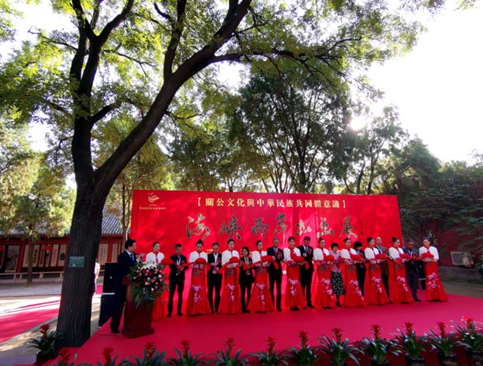 17 众嘉宾为书画展剪彩.jpg