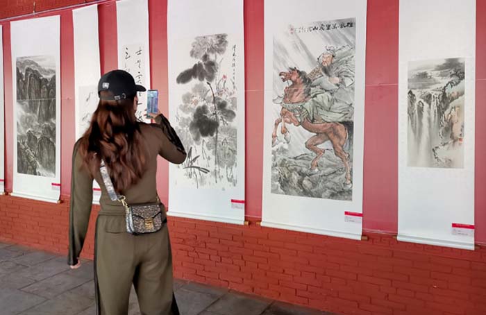 19 一位美女记者在展览现场拍摄视频.jpg