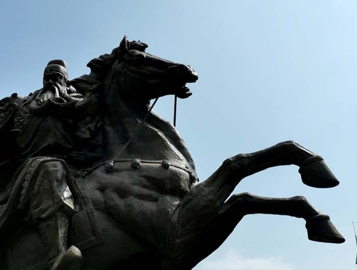 21 运城市关王庙门前的关帝雕塑.jpg