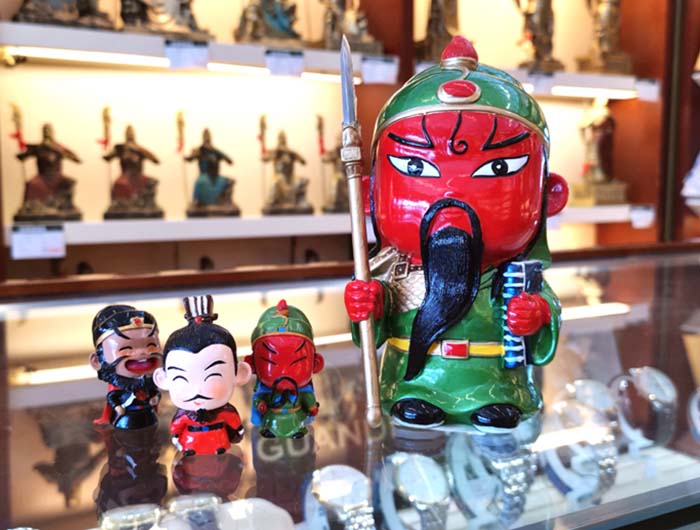 22 运城航空港礼品店摆放的卡通关公.jpg