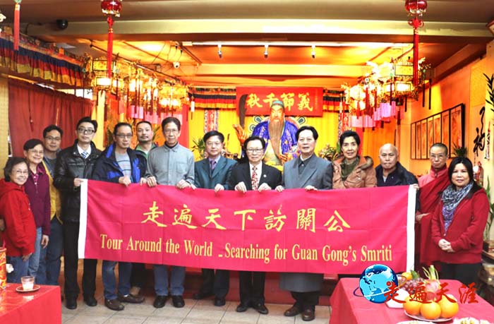 6 中国关公文化交流团在纽约关帝庙展示“走遍天下访关公”横幅,中为纽约关帝庙总顾问梅贤添,右五为全国政协委员汪国新、右七为文化学者朱正明、右八为纽约关帝庙总干事陈宏泽.JPG