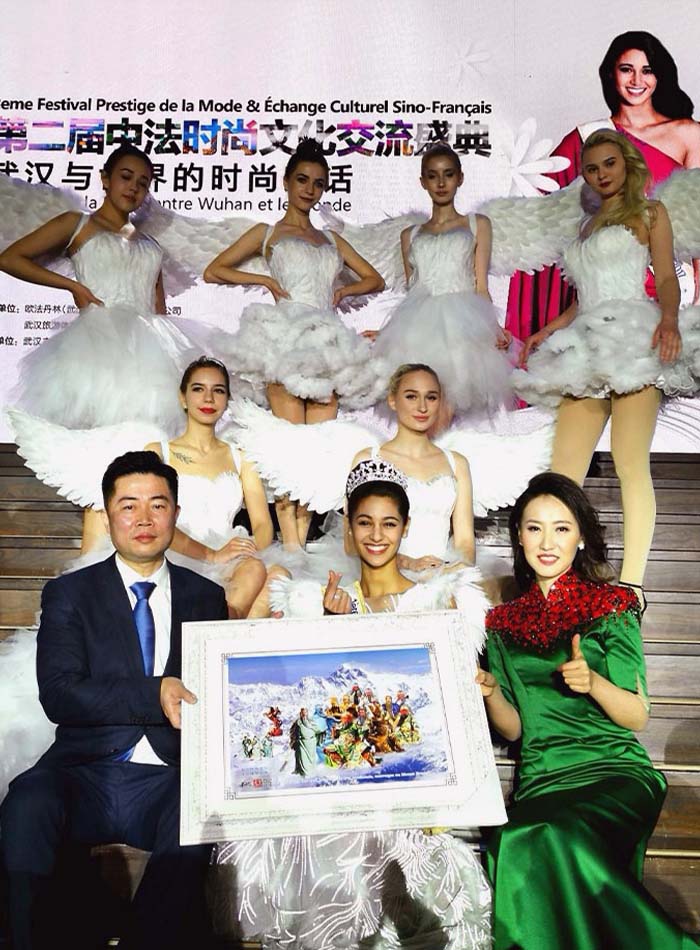 6前排左起 法國亞裔協會創會會長林鵬、法國世界小姐Aurore Kichenin、山西衛視著名主持人張靓婧和法國時尚團隊展示《五洲中華關帝 彙聚世界屋脊》.jpg