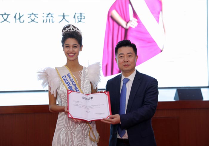 7在武漢長江之上的知音號遊輪,林鵬向法國世界小姐Aurore Kichenin頒發證書.jpg