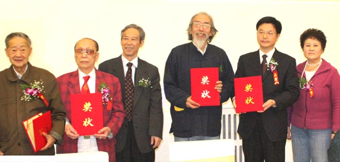 2 2011年11月,北京人民大会堂隆重颁发“关公文化特别贡献奖”。左起:罗哲文,关英才,谢辰生,胡小伟,朱正明,颁奖嘉宾张润香女士.jpg