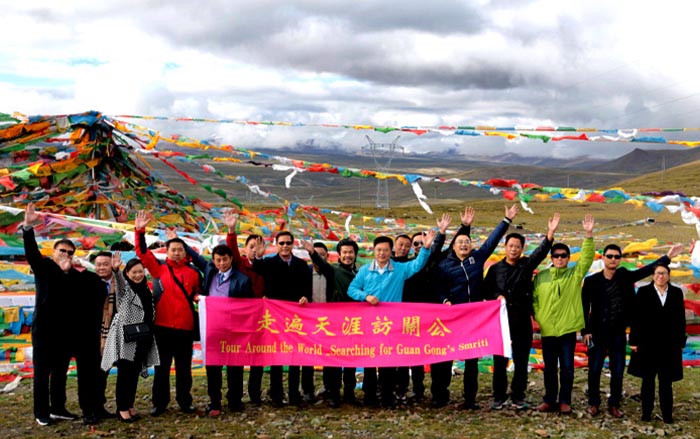 3 2018年金秋时节,朱正明率五大洲嘉宾,走进世界屋脊,赴世界最高的珠穆朗玛关帝庙朝圣.jpg