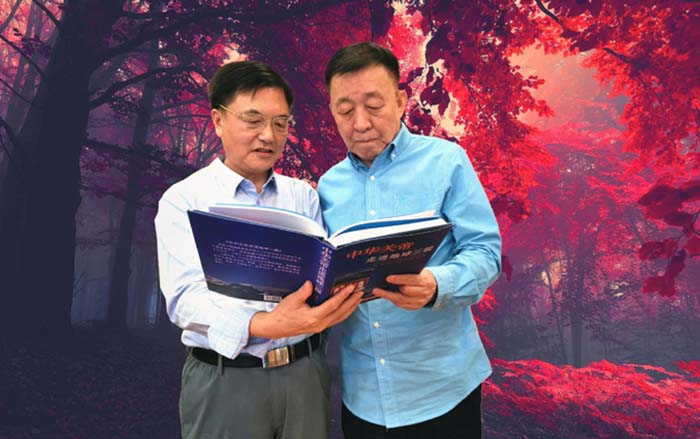 4 2022年9月,黄河东岸山西运城,朱正明(左)向中华文化促进会主席王石赠送新著《中华关帝走进地球三级 》,并讲述世界关帝文化之精彩.jpg