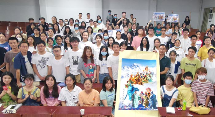 6 2022年国庆前夕,湖北大学历史文化学院师生共同展示《五洲中華關帝,匯聚世界屋脊》宣紙大圖.jpg