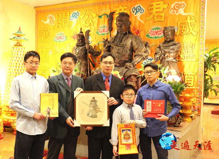 2 在纽约灵应关帝庙大殿,朱正明(左二)向李绍基主席(中)及李公子赠送关公字画及《走遍天下访关圣》专著.jpg
