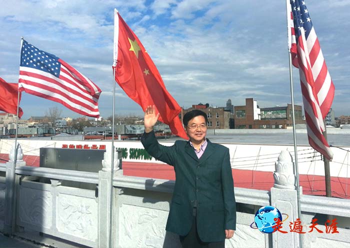 4 纽约灵应关帝庙三楼平台,飘扬着中美国旗.jpg