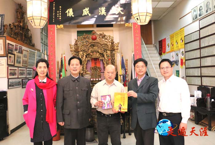 5 在纽约龙岗亲义公所,朱正明向刘满主席(中)赠送《走遍天下访关圣》专著。右一为美国书画艺术研究会会长朱立业,左二为全国政协委员汪国新,左一为作家郑桂兰.JPG
