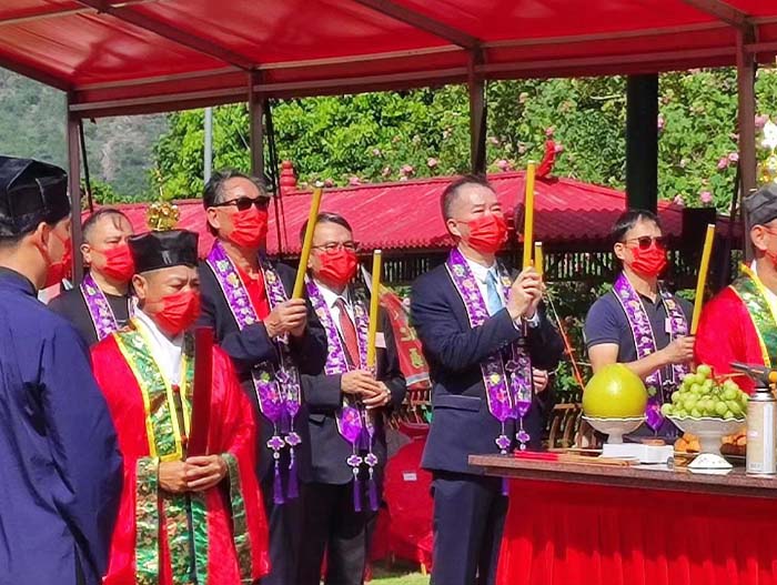 1.主祭嘉賓為關帝敬香.jpg