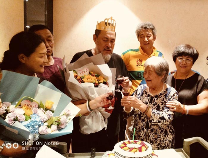 08 陆树铭和家人为母亲祝寿.jpg