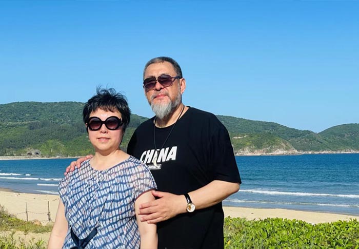 12 陆树铭和夫人在海边.jpg