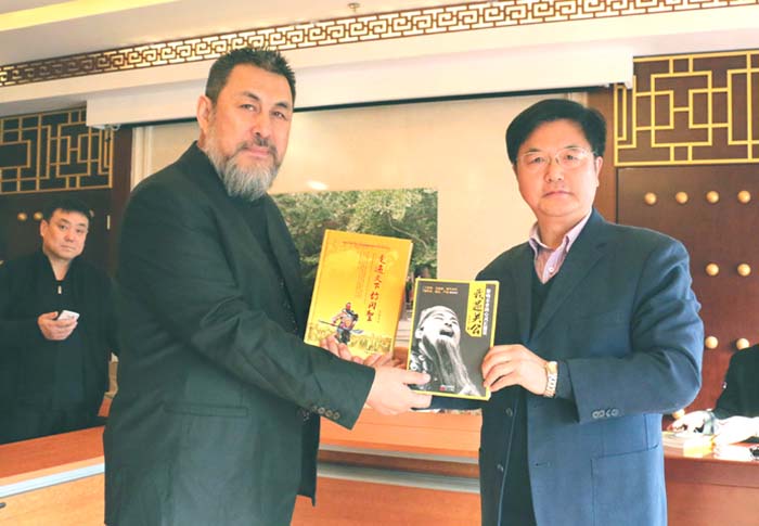 13 陆树铭和摄影家朱正明互相赠送专著.jpg