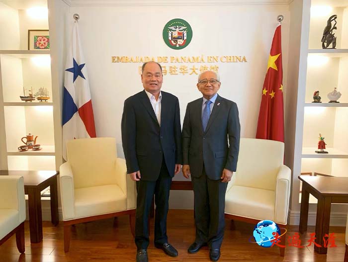 6 2022年9月下旬,巴拿马华商总会会长黃偉文(左)前往巴拿马驻中国大使馆,拜访甘林Leonardo Kam大使,汇报2023年巴拿马春晚筹备工作.jpg