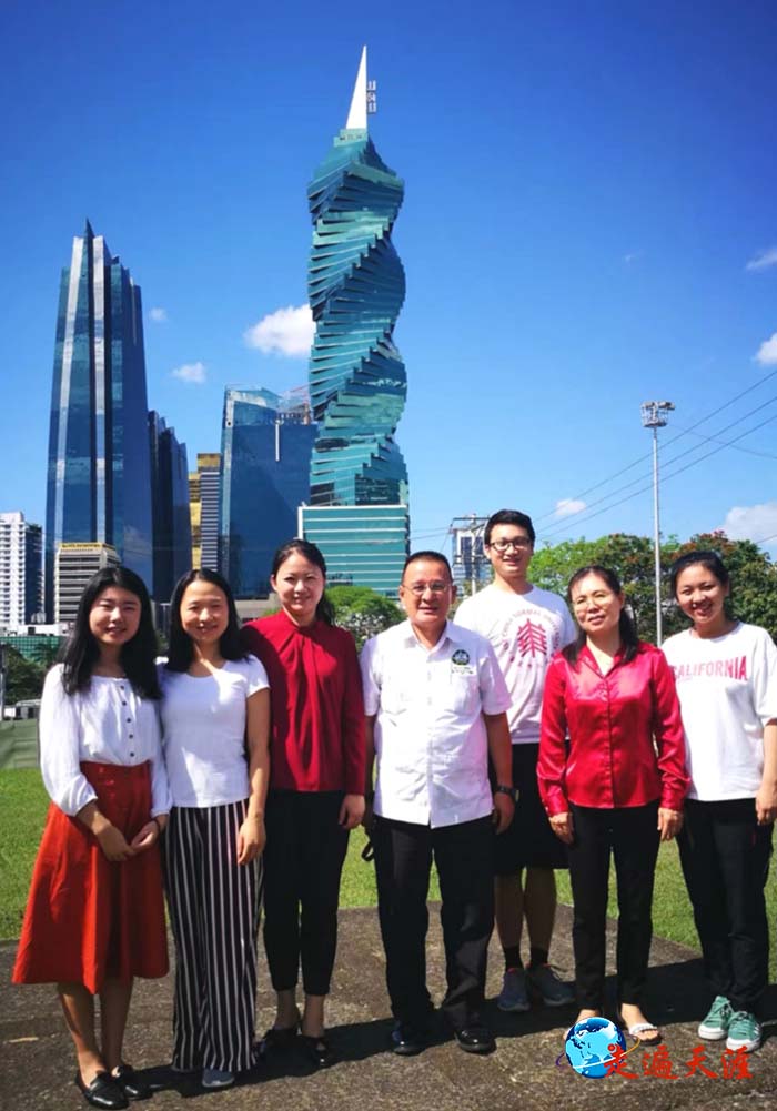 8 巴拿马孔子学院巴方院长巫俊辉(右四)、中方院长董杨博士(右五)与孔子学院同仁在巴拿马城.jpg