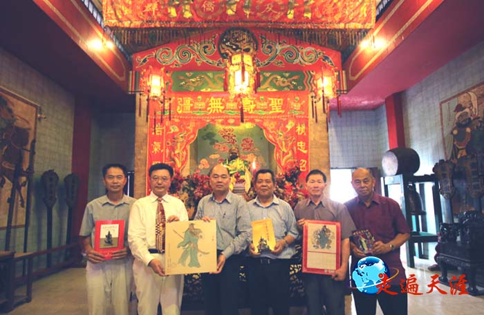 4 朱正明(左二)向巴拿马华商总会会长黄伟文(左三)、关帝庙主席钟文智(左四)等侨领赠送关帝文化专著和画像.jpg