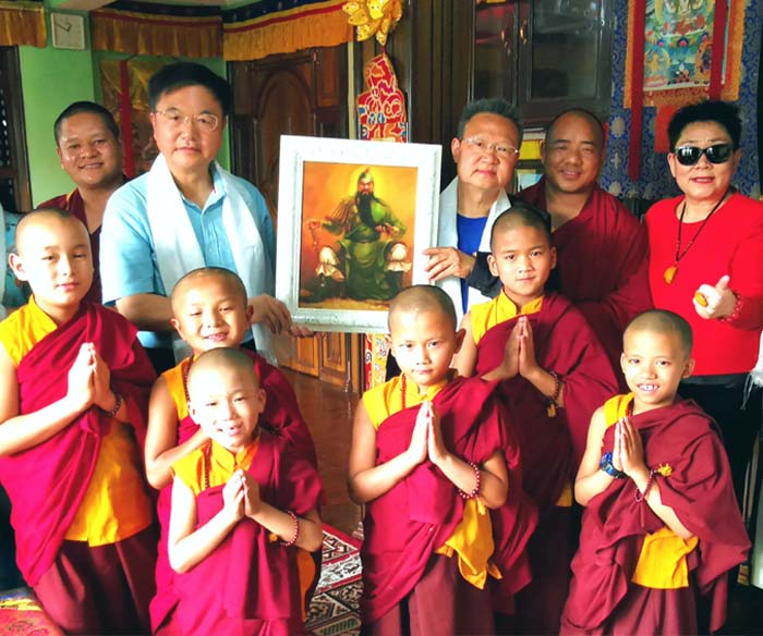 5 在尼泊尔加德满都,美国纽约儒商会会长陈绍恭(右)、中国文化学者朱正明(左)向华严寺赠送苏英毅先生油画《蓄势待发》(小样).jpg