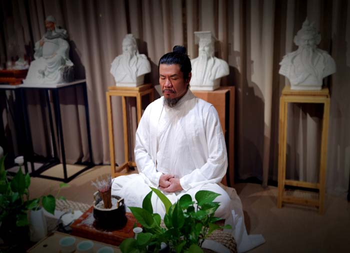 7 在画室,苏英毅静静打坐沉思.jpg