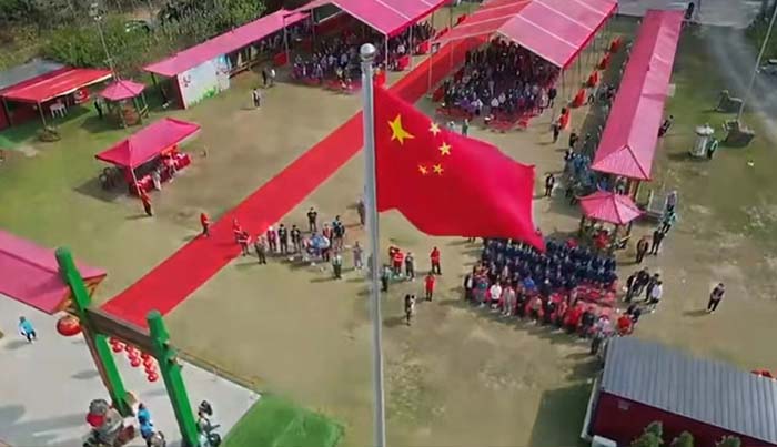 2 香港關帝廣場上空,飄揚著五星紅旗.jpg