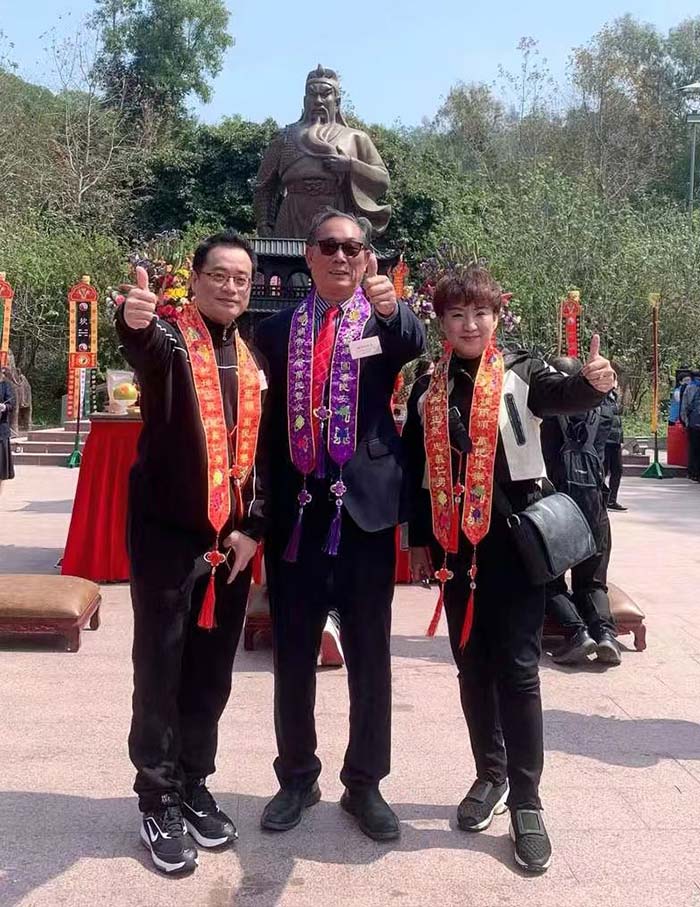 5 香港弘揚關帝慈善基金會創會會長董明光先生(中)與嘉賓在大典現場.jpg