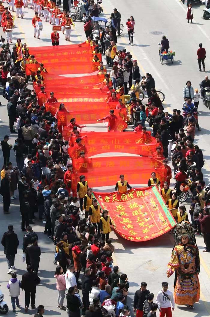 4 海內外關帝廟陣頭,一條條橫幅,寄託著海外信眾的祝福.jpg