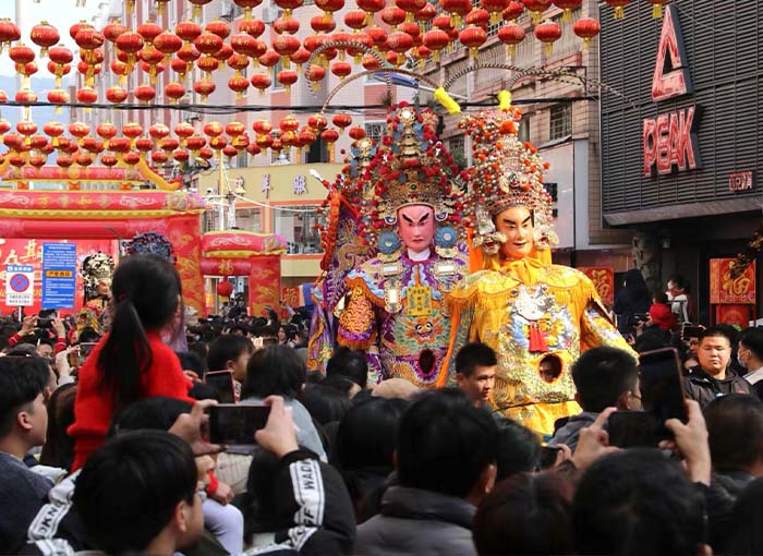 5 天香巡遊隊伍,被民眾圍得水洩不通.jpg