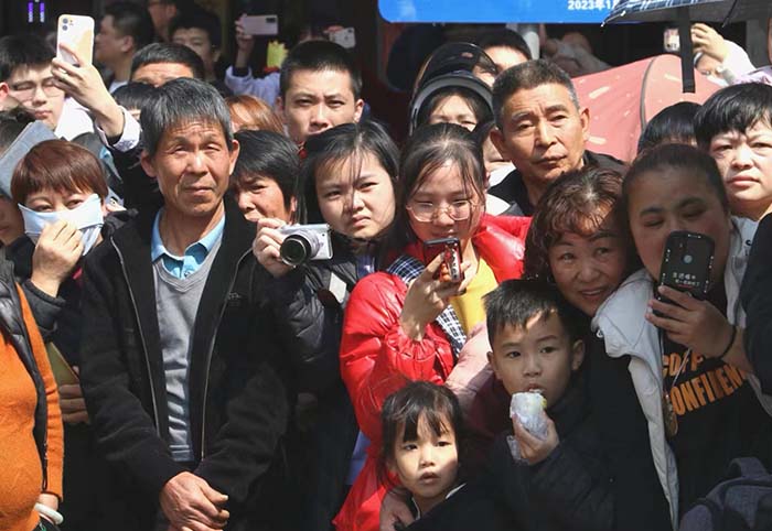 13 滿街的觀眾,幸福感滿滿.jpg