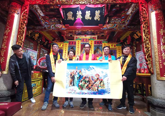 14 天香巡遊前夜,在祈福法會上,朱正明向洪瀨關聖廟贈送《五洲關帝圖》。右起 ❶湖北當陽關陵所長黃潔 ❷文化學著朱正明 ❸洪瀨關聖廟董事長侯炳輝 ❹河南洛陽關林處長李春敏  ❺福建東山關聖殿副主委許海湧.jpg