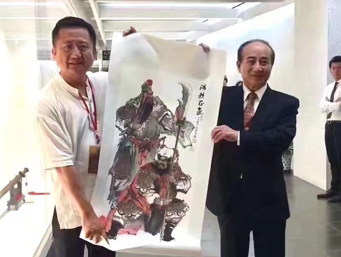 4 在台北,曾成聰先生向台灣立法院前院長王金平先生贈送作品.jpg