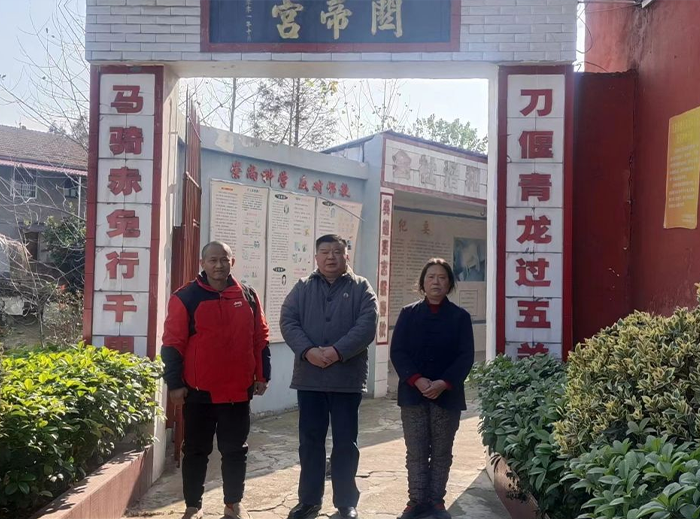 3 关帝宫山门(左:关公信徒蔡忠鹰老师 中:本文作者关业清 右:关帝宫住持程春珍师傅.png