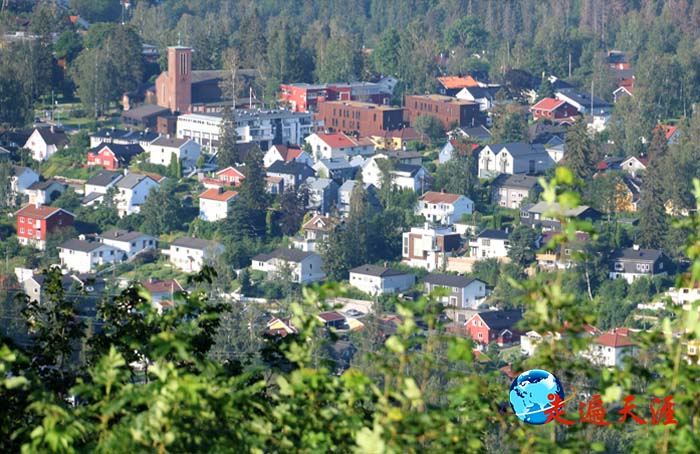3 在挪威首都奥斯陆山顶酒店俯瞰山下的村落.JPG