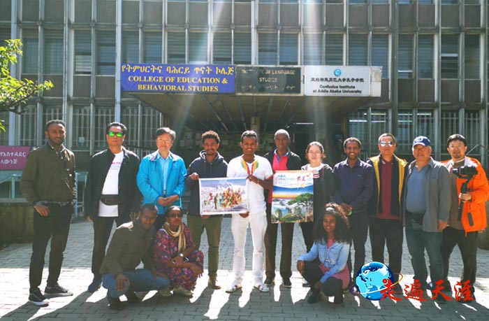 4 在埃塞俄比亚首都孔子学院,朱正明向师生讲述中华“文武二圣”故事,赠送中华关帝群像和《最美中国》年历.jpg