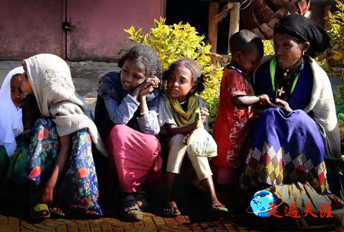 6 一位母亲陪着孩子们,在高原首都大街旁自由自在地享受阳光.jpg