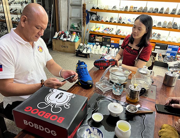 1 許謀景會長和夫人正在查驗品牌鞋質量.jpg