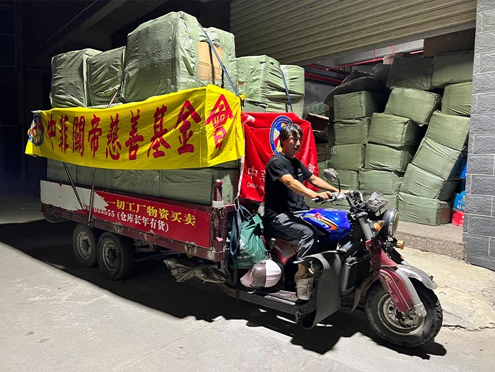 3 滿滿一車品牌童鞋,運往中國郵政快遞站.jpg