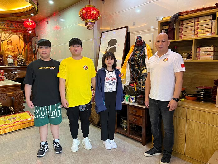 5 菲律賓留奕源董事長的兒女們在泉州景玉堂參拜關帝,右為景玉堂堂主許謀景.jpg