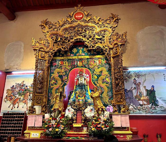 1 馬來西亞吉隆坡關帝廟,各界華人為關帝獻花敬香,紀念關帝誕辰(暴麗霞供稿).jpg