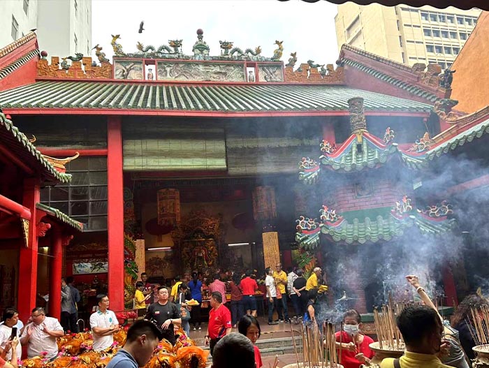 2 馬來西亞吉隆坡關帝廟,各界華人為關帝獻花敬香,紀念關帝誕辰(暴麗霞供稿).jpg